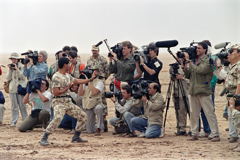 Egyptian army commandos go through a hand-to-hand combat drill at their camp somewhere in the Saudi desert on Nov. 27, 1990. (MIKE SARGENT/AFP/Getty Images)