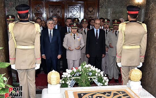 وزير الدفاع فى ضريح جمال عبد الناصر (1)