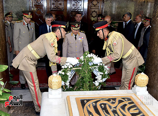 وزير الدفاع فى ضريح جمال عبد الناصر (2)