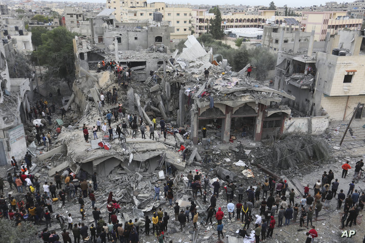 فلسطينيون يبحثون عن ناجين بعد قصف إسرائيلي استهدف مبان في رفح جنوب غزة- الصورة بتاريخ 22 نوفمبر 2023