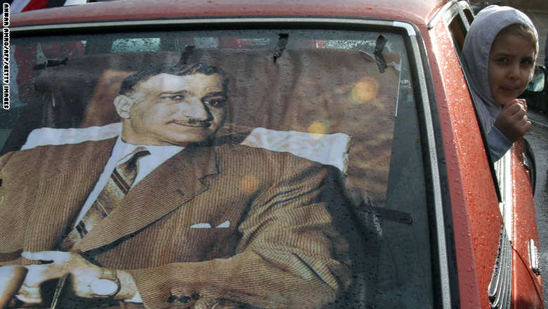 ملصقات للرئيس المصري الراحل جمال عبد الناصر خلال احتجاجات ضد مبارك من مواطنين مصريين مقيمين في لبنان