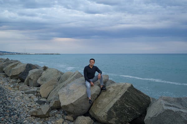 محمد علي في إسبانيا ، حيث يعيش في المنفى الذاتي. وقال "لا يمكن لأحد إخراج الرئيس خلال شهر واحد ، لكن خلال ثلاثة أو أربعة أشهر ، بالتأكيد ، يمكن القيام به".