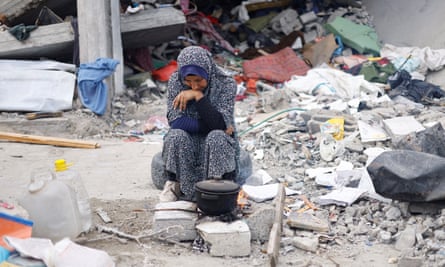 امرأة تجلس أمام النار أثناء الطبخ