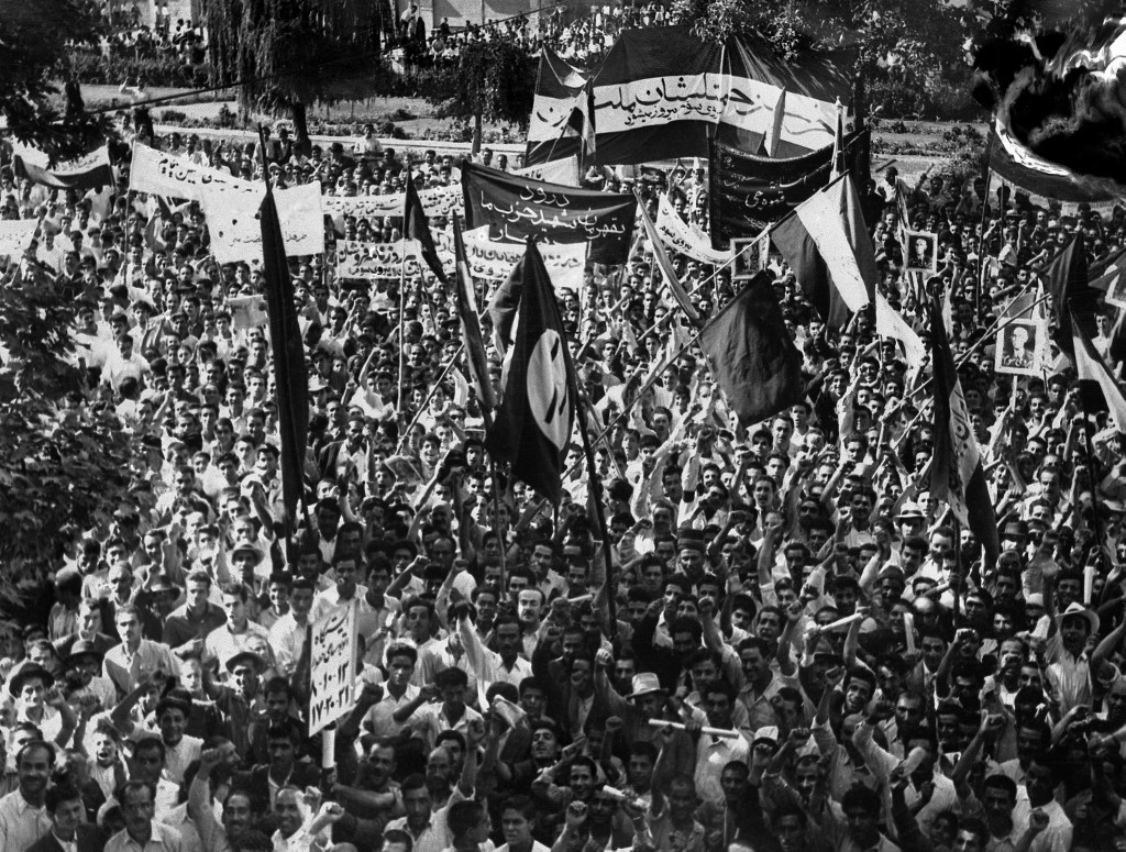 الإيرانيون يحتجون على دعم رئيس الوزراء السابق محمد مصدق عام 1953 (أ ف ب)