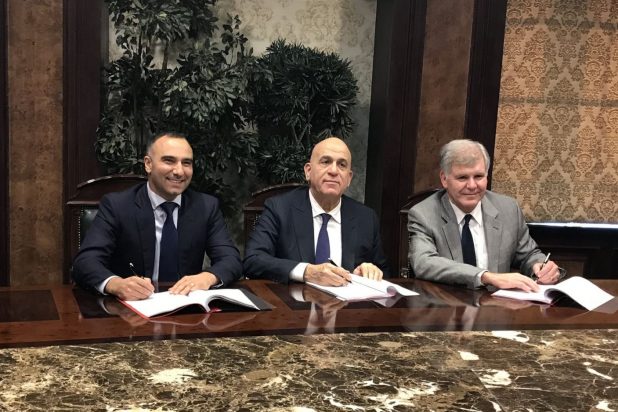 موقعو اتفاق الغاز بين إسرائيل ومصر، عن اليمين: نائب رئيس شركة نوبل إنرجي، كيث إيليت، دكتور علي عرفة رئيس شركة دولفنز من الجانب المصري، ورئيس شركة ديليك يوسي أبو