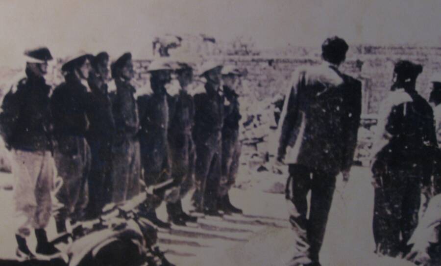 جنود يصطفون لمذبحة دير