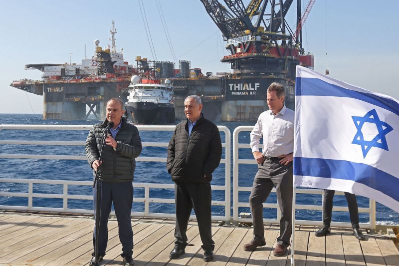 وزير الطاقة الإسرائيلي يوفال شتاينيتز (يسار) يتحدث بينما يقف رئيس الوزراء بنيامين نتنياهو (يمين) ونائب رئيس نوبل إنيرجي للمشاريع الكبرى جورج هاتفيلد (إلى اليمين) خلال افتتاح منصة الأساس التي تم الوصول إليها حديثًا لحقل ليفياثان للغاز الطبيعي في البحر الأبيض المتوسط ، حوالي 80 ميلاً إلى الغرب من مدينة حيفا الإسرائيلية ، في 31 يناير.