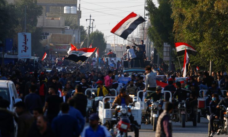 إيكونوميست: النخبة المدعومة من إيران تتمسك بالسلطة في العراق.. والمتظاهرون: الشعب من يقرر لا الآيات