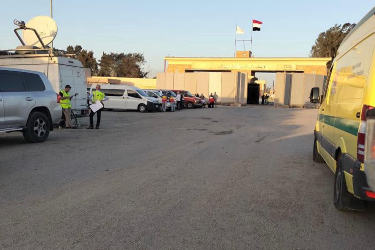 الإسعافات والسلطات الأمنية المصرية أمام معبر رفح